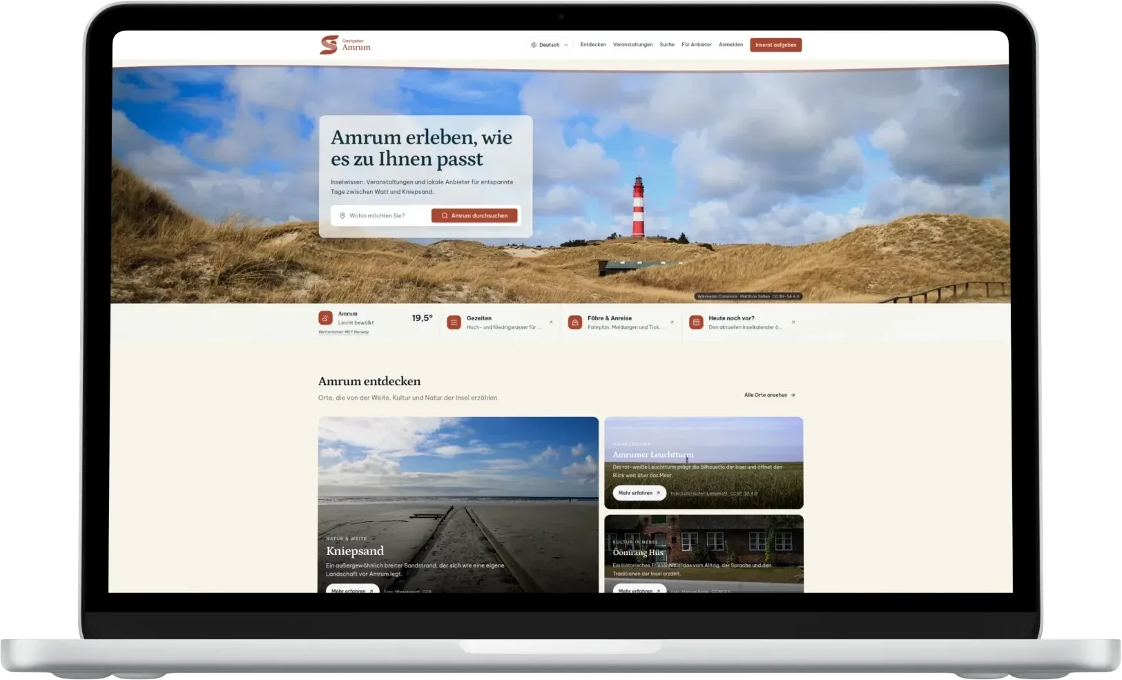 Startseite des Portals Amrum auf einem Laptop, mit Suche, Wetter, Gezeiten und Ausflugszielen